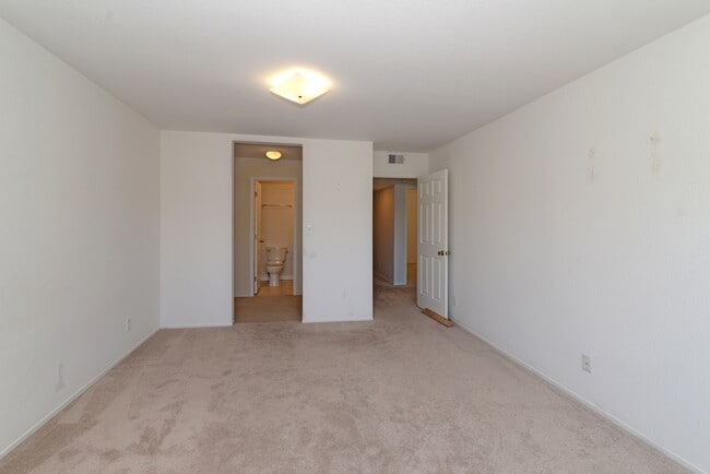 Building Photo - 333 18th Ave