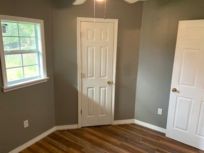 Building Photo - 1130 N 13th Ave