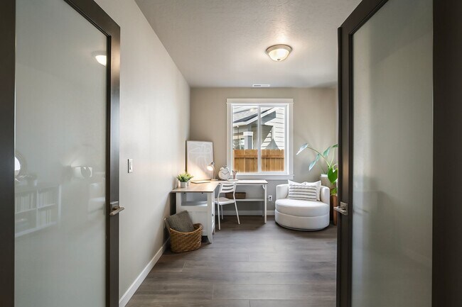 Building Photo - Spacious 4 Bedroom Gem with Private Backya...