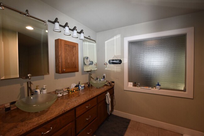 Building Photo - Charming Highland Village Home with Guest ...