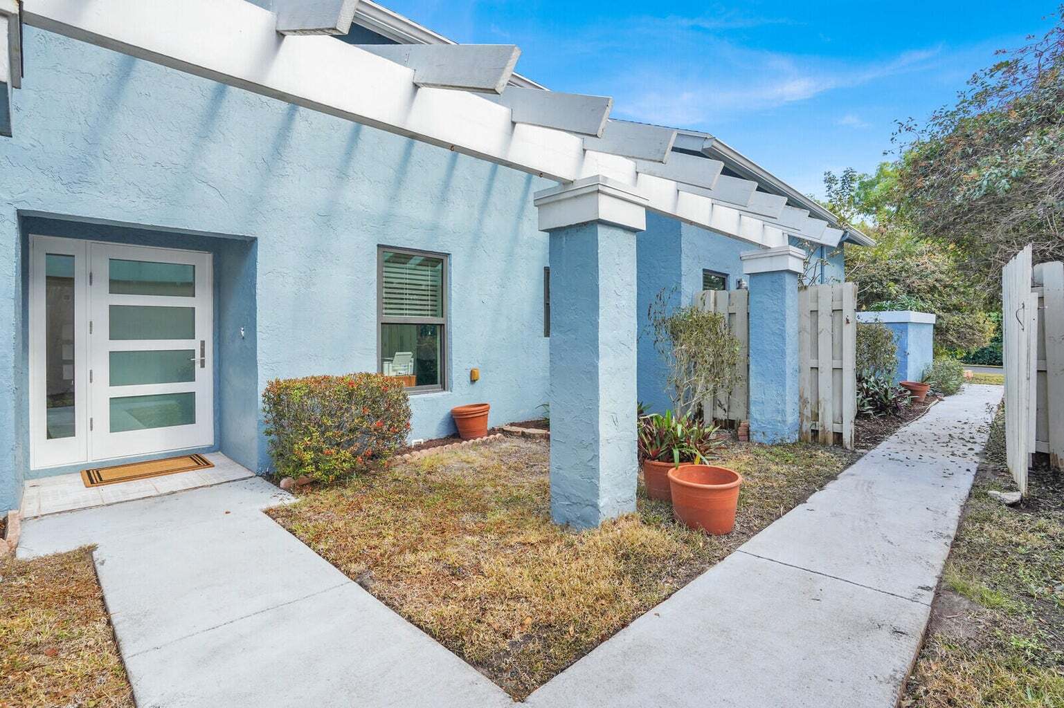 Building Photo - 940 Rainberry Lake Dr