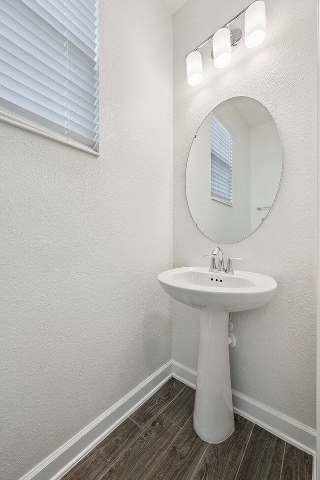 Building Photo - Spacious 3-Bedroom, 2.5 Baths Townhouse Retreat in Prime Orlando Location!