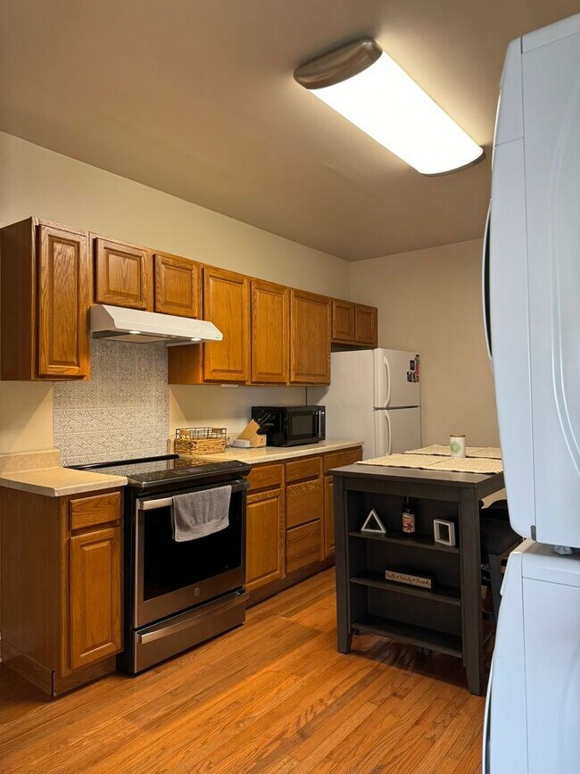 Building Photo - 412 E 4th St