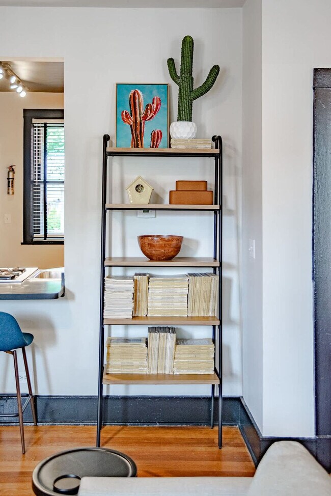 Building Photo - 1708 W Waveland Ave