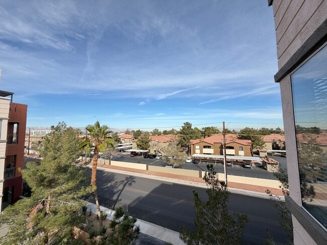 Building Photo - Terrific 2-Bedroom Condo in Guard gated community
