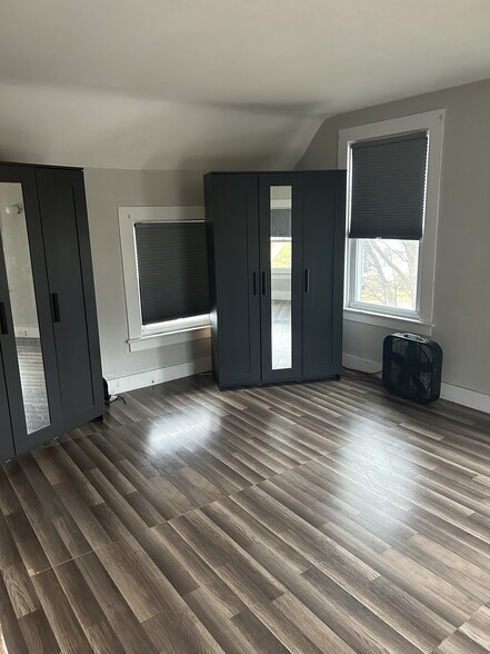 Upstairs bedroom - 68 High St