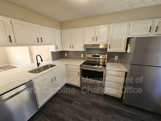 Building Photo - 9445 Lexington Cir