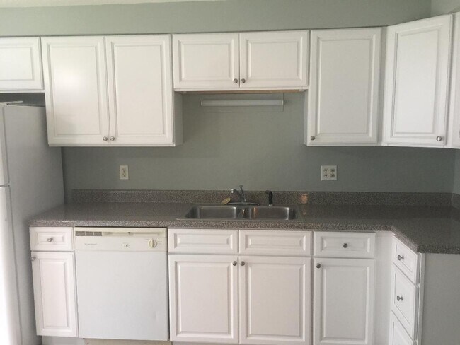 Kitchen - 124 Larkins Xing