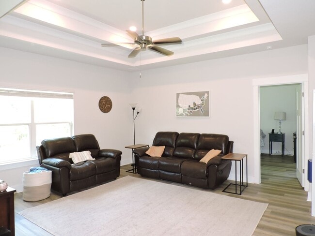 Building Photo - Easy access to shopping, interstate & Navy...