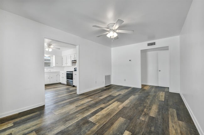 Building Photo - 123 The Strand