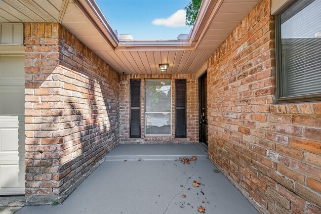 Building Photo - 811 Lochmoor Ln