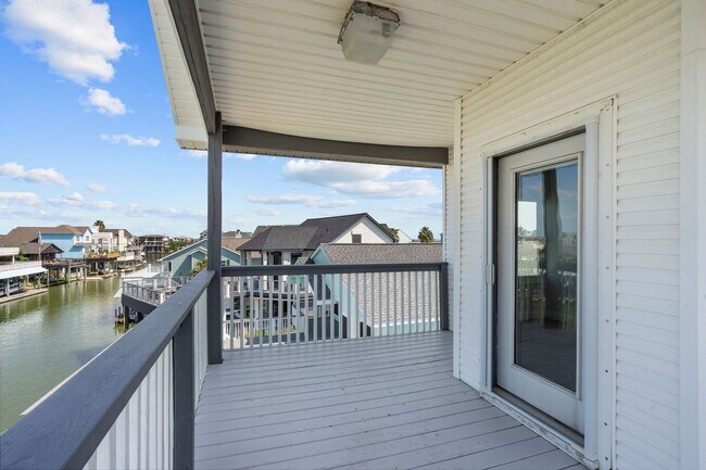 Building Photo - Waterfront Living at Its Best – For Rent on Tiki Island