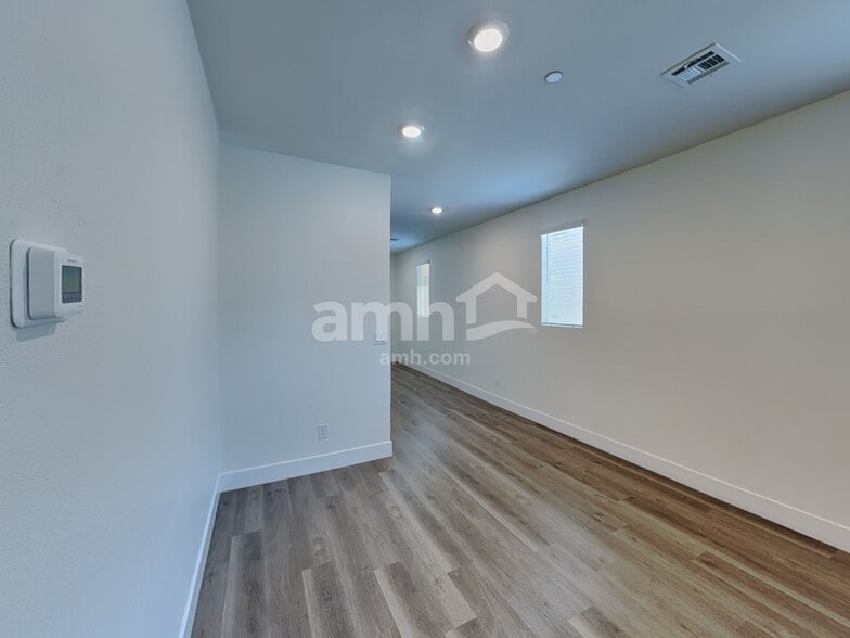 Building Photo - 870 English Primrose St