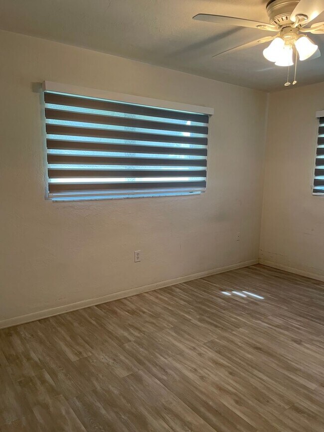 Building Photo - Convenient Port Charlotte Location!