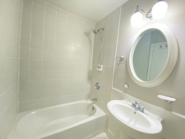 Building Photo - 3/2 single family home minutes from Lake E...