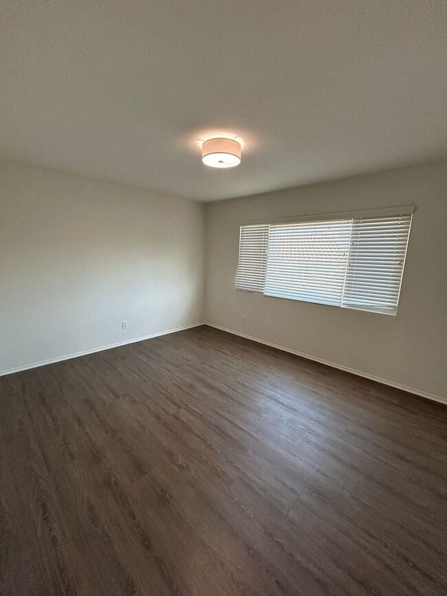 Building Photo - Spacious 3bdrm townhouse with yard & washe...