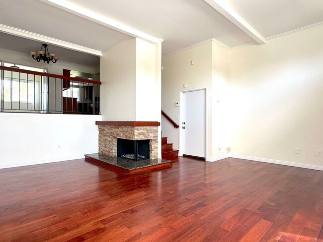 Building Photo - Spacious 3-Bedroom Condo for Rent in UTC –...