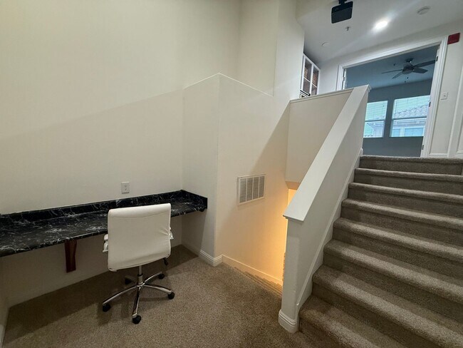 Building Photo - Spacious 1 bed 1 bath condo with loft Available now!