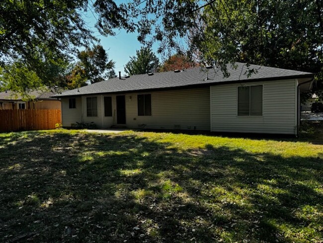 Building Photo - Charming 3-Bed, 2-Bath Rental Home in West...