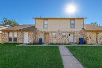 Building Photo - Stylish 2-Bedroom Townhome with Private Patios & Modern Finishes in Burleson, TX