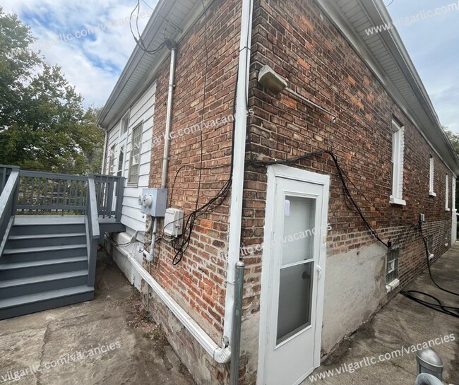 Building Photo - 1677 W 14th Ave