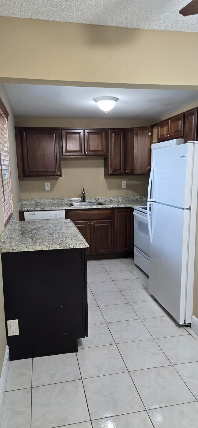 Building Photo - 134 Burgundy B