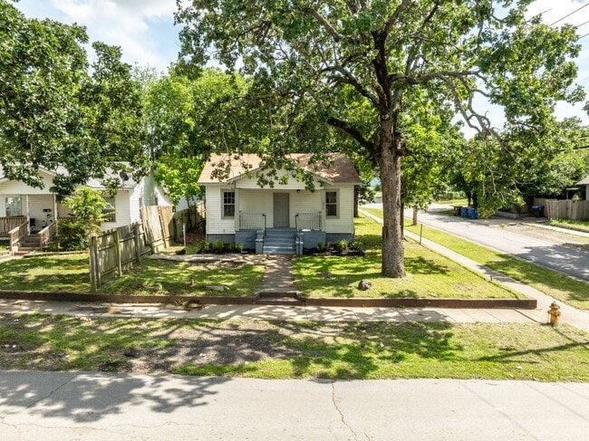Building Photo - Freshly Updated 3 Bedroom House