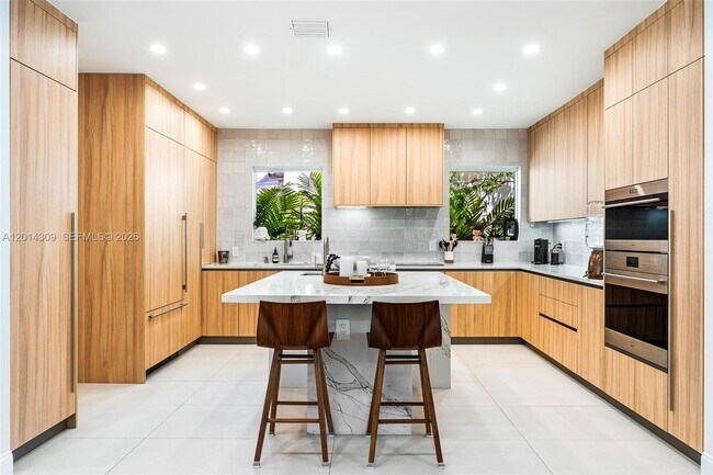 Building Photo - 6145 La Gorce Dr