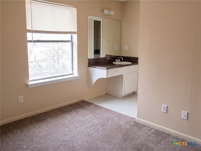 Building Photo - 705 Traci Dr