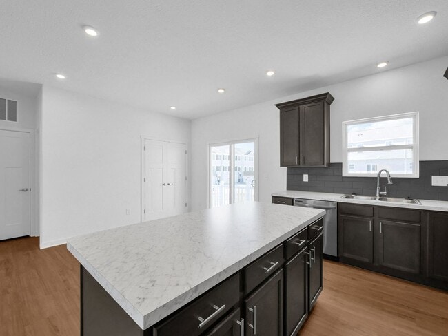 Building Photo - Modern 3 Bed, 2.5 Bath Condo – Spacious, S...