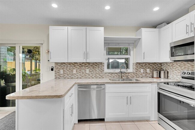 Building Photo - 4540 SW 26th Terrace
