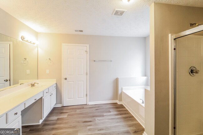 Building Photo - 75 Valley Brook Dr