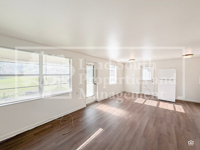 Building Photo - 1030 Lakewood Ct