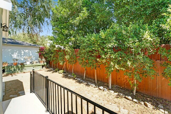 Building Photo - Charming Pasadena Duplex – Upstairs Unit
