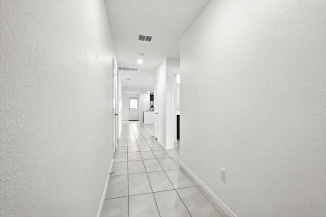 Building Photo - 1-story, 3 Bedrooms, 2 Bathrooms. Master's...