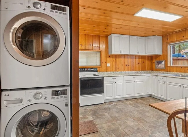 Building Photo - FOR RENT