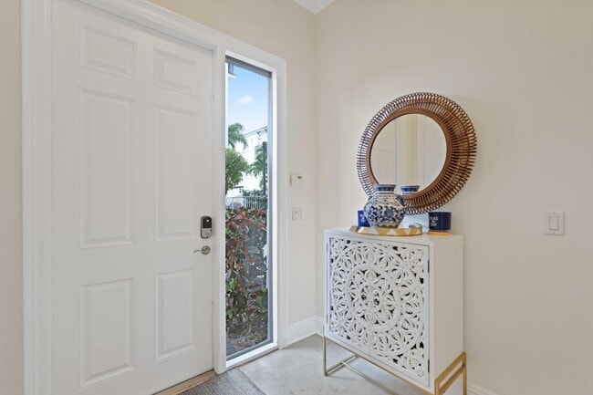 Building Photo - 285 SE 6th Ave