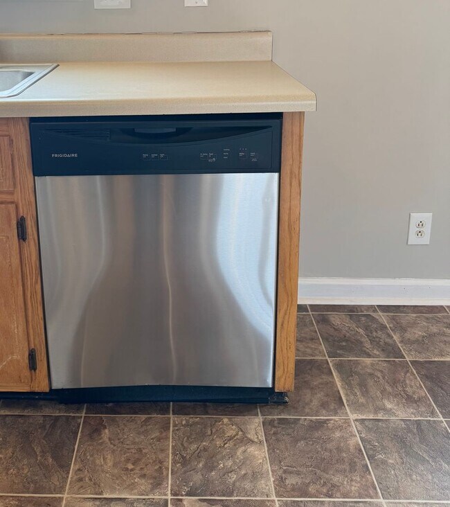 Building Photo - 3 Bedroom 2 Bathroom Open Kitchen