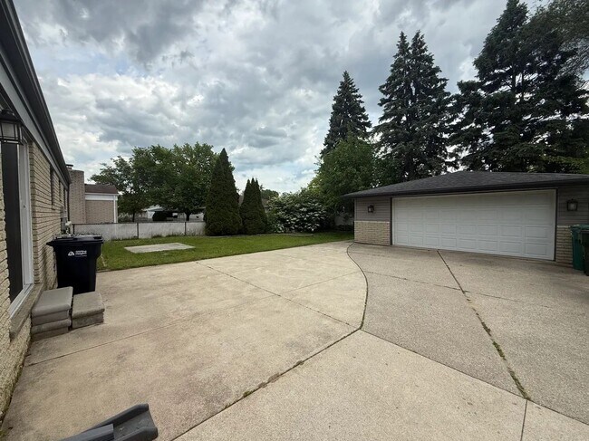 Building Photo - 13444 Melanie Dr