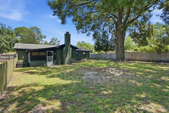 Building Photo - 703 Pineview Ct
