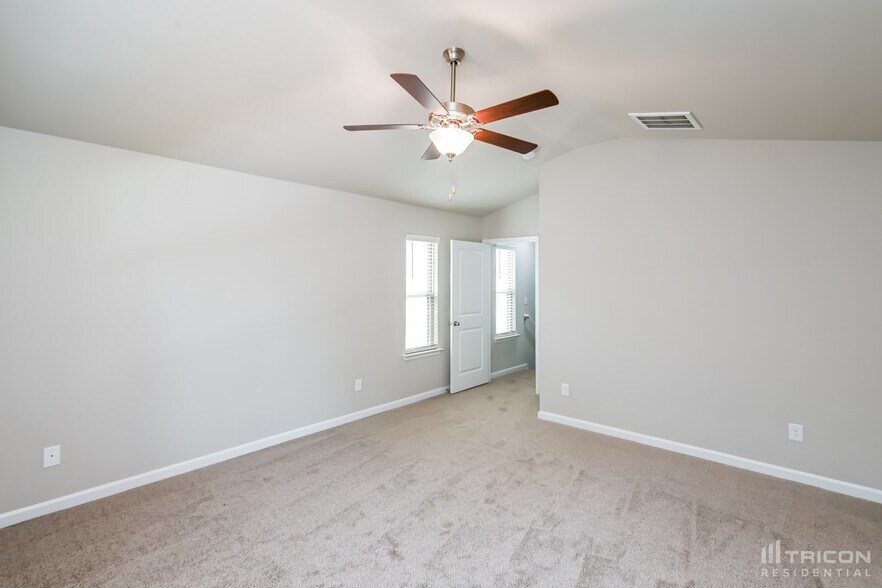 Building Photo - 139 Spring Knoll Dr