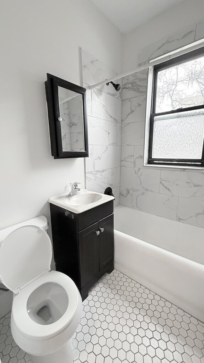 Building Photo - 0 bedroom in Chicago IL 60613