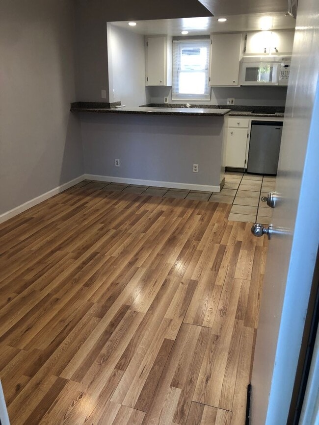 Building Photo - Studio Apartment - North Hollywood -Move I...