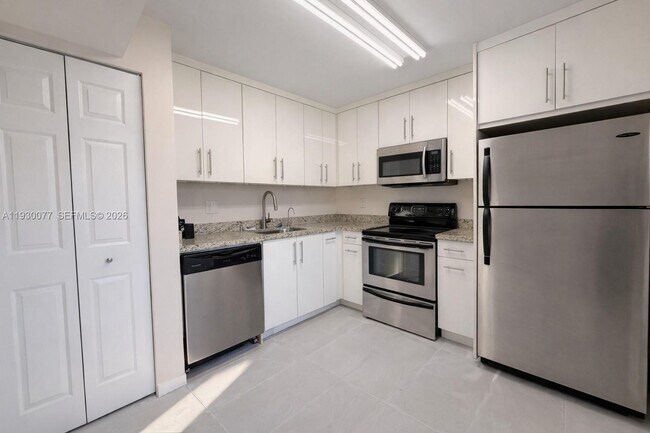 Building Photo - 731 N Pine Island Rd