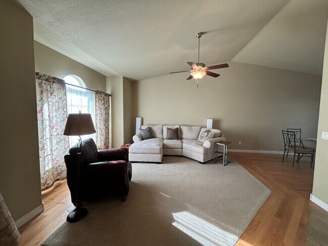 Building Photo - 3 BED | 3 BATH | TOWNHOME | DOUBLE GARAGE | WEST