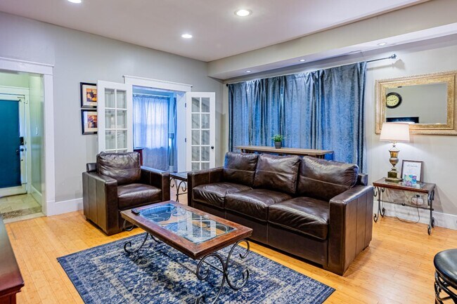 Building Photo - 902 Marquette Ave NW