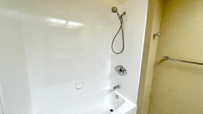 Building Photo - AVAILABLE NOW! STUDIO WITH 1 PARKING IN MAKIKI