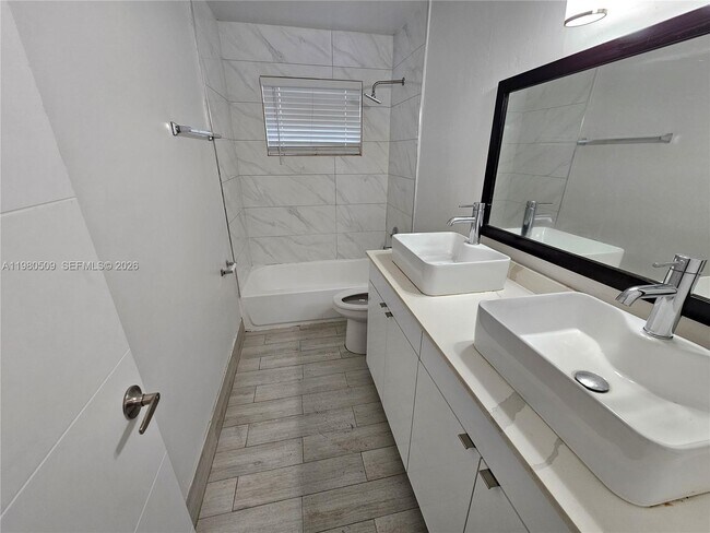 Building Photo - 4621 SW 33rd Ave