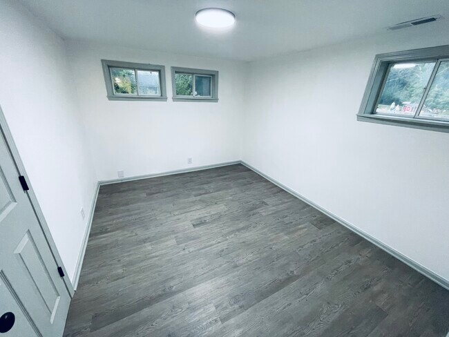 Building Photo - 1504 Stamm Ave