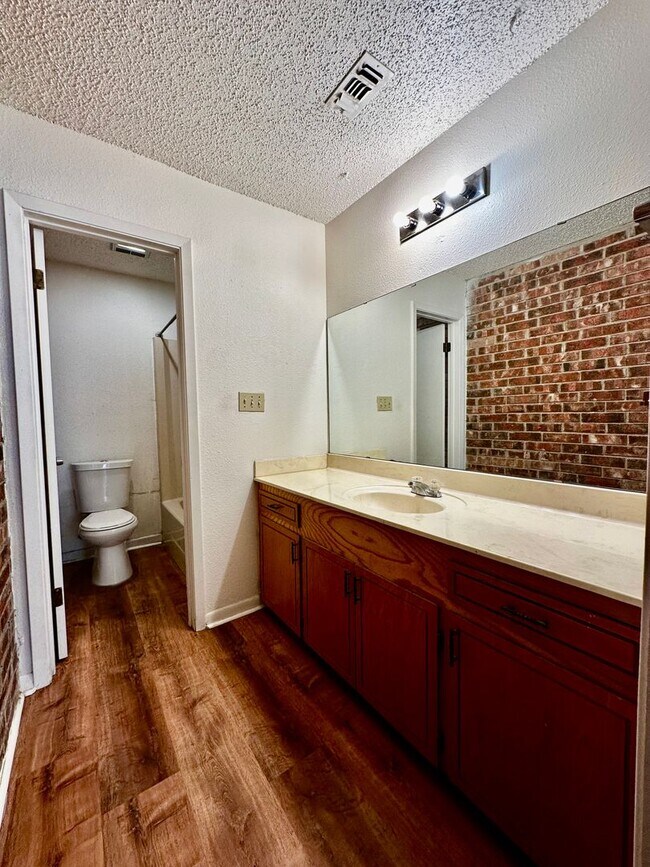 Building Photo - 3/2 Duplex In Kerrville